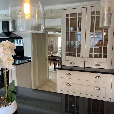 Elegant Oak Beamed House In Pretty Village - Cambridge Homehost Buckden  Экстерьер фото