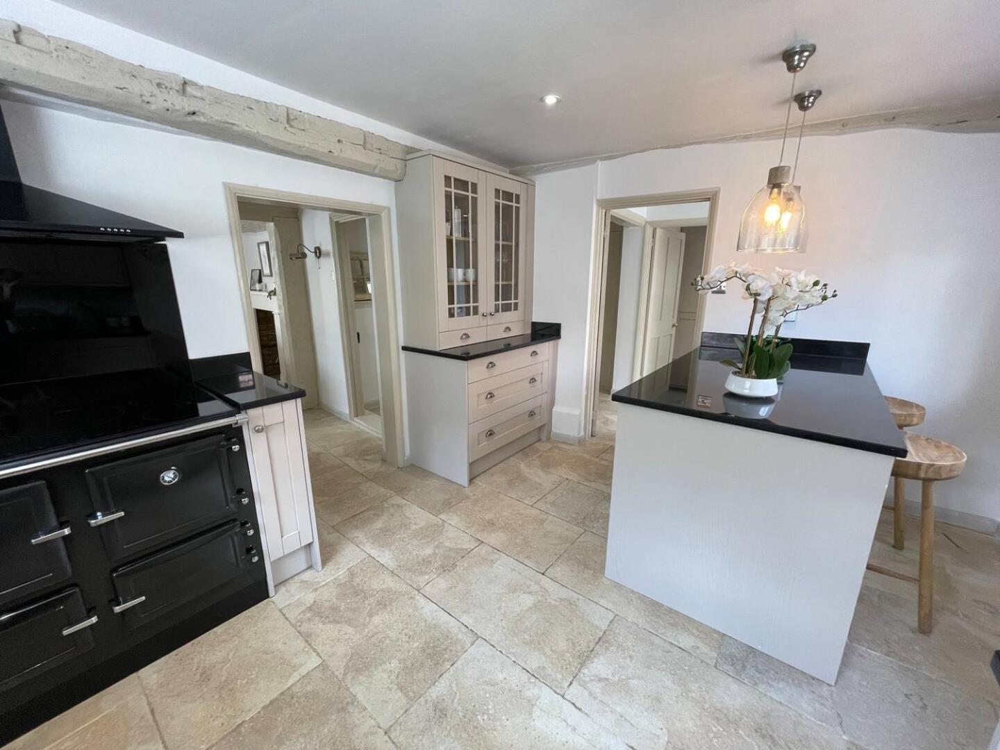 Elegant Oak Beamed House In Pretty Village - Cambridge Homehost Buckden  Экстерьер фото