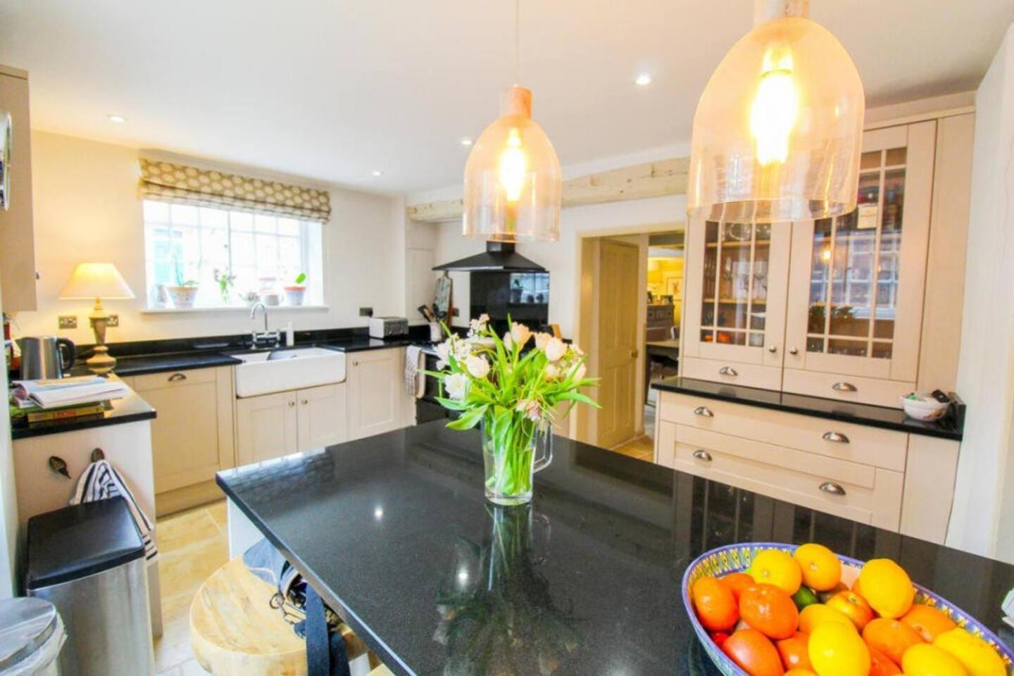 Elegant Oak Beamed House In Pretty Village - Cambridge Homehost Buckden  Экстерьер фото