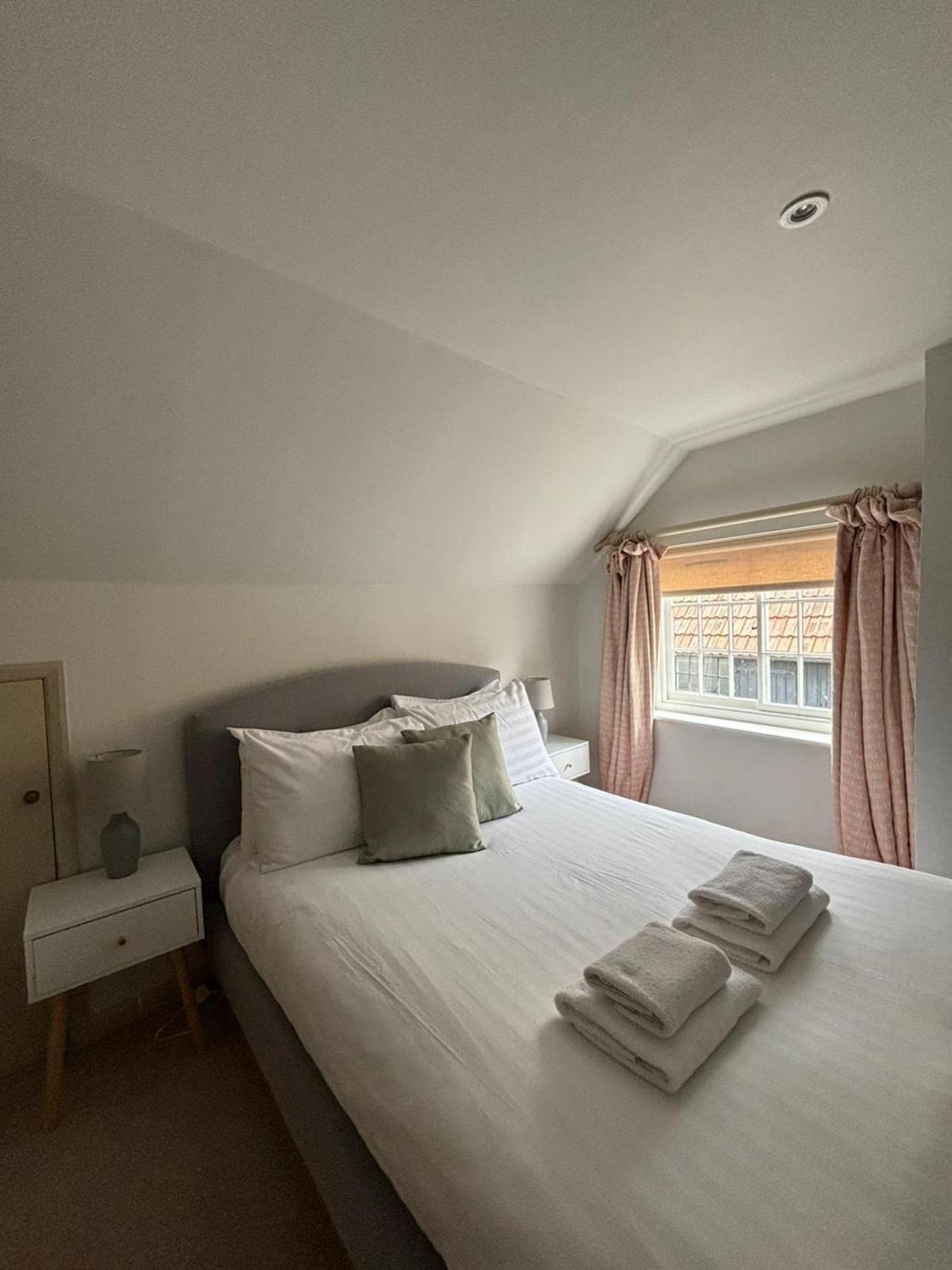 Elegant Oak Beamed House In Pretty Village - Cambridge Homehost Buckden  Экстерьер фото